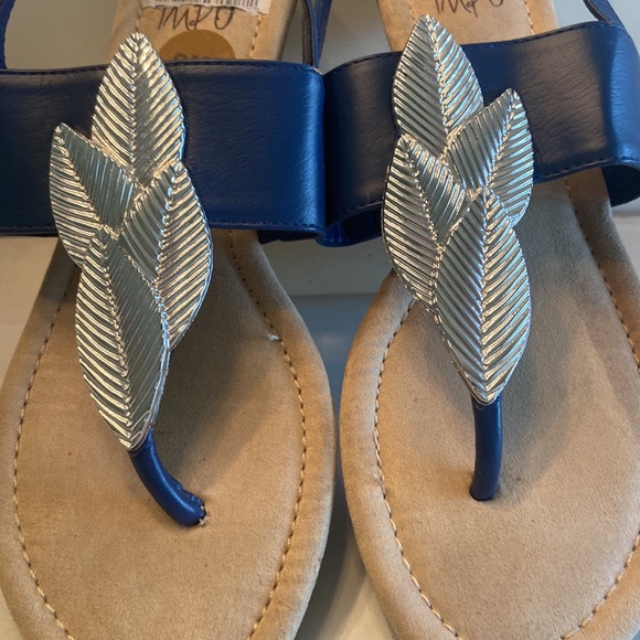 Blue and silver tone low wedge sling back thong sandals 8 W - Picture 2 of 11